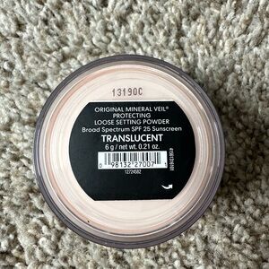 *NEVER BEEN USED* BareMinerials Potecting loose setting powder - Translucent